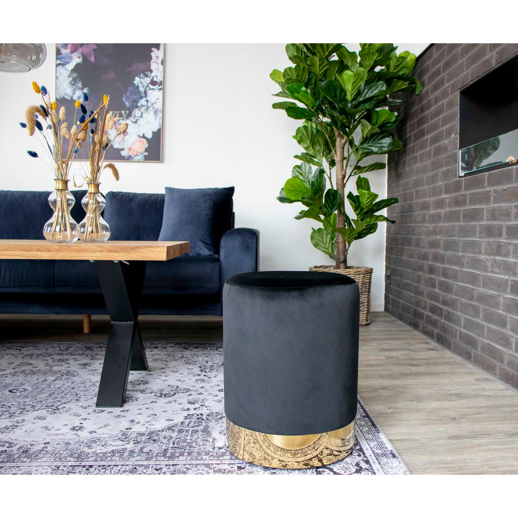 Gamby – Pouf aus Samt in Schwarz mit messingfarbener Basis Ø34×43 cm
